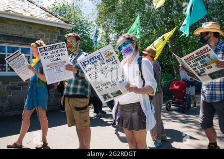 Falmouth, Cornwall, Großbritannien 2021 12. Juni ‘Aussterbungsrebellion marschiert aus Protest gegen die „Greenwashing“-Politik von Wirtschaft und Regierung beim G7-Gipfel. Die roten Rebellen führten den marsch durch das Stadtzentrum, zusammen mit den Ärzten von XR und schmutzigen Wäschern, und endeten am Medienzentrum. Stockfoto