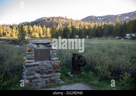 Der Tioga Pass befindet sich außerhalb des östlichen Tores des Yosemite National Park und der State Highway befindet sich auf der höchsten Erhebung in Kalifornien. Stockfoto