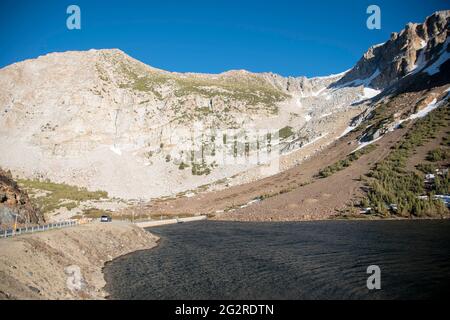 Der Tioga Pass befindet sich außerhalb des östlichen Tores des Yosemite National Park und der State Highway befindet sich auf der höchsten Erhebung in Kalifornien. Stockfoto