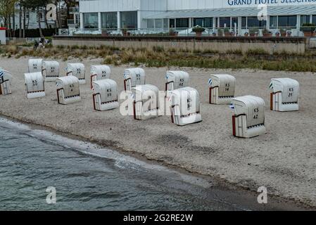 Strandkörbe an der Ostsee am Timmendorfer Strand in Deutschland - STADT LÜBECK, DEUTSCHLAND - 10. MAI 2021 Stockfoto