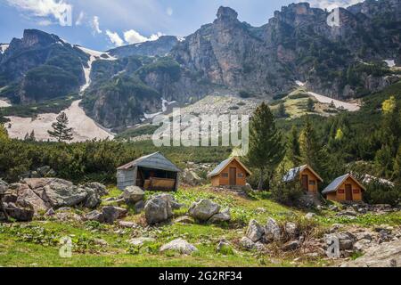 Holzhaus (Bungalow) von Rasthaus Maliovitza in Rila Berg, Bulgarien. Stockfoto