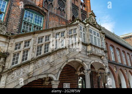 Schöne historische Gebäude in der Innenstadt von Lübeck - Rathaus - STADT LÜBECK, DEUTSCHLAND - 10. MAI 2021 Stockfoto