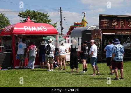 Ardingly, West Sussex, Großbritannien - 12. Juni 2021. South of England Agricultural Society. Bei schönem, warmem Wetter strömten die Massen zu einer geschäftigen Sommershow, um eine große Vielfalt an Land-, landwirtschaftlichen und anderen Ausstellungen, Ständen und Veranstaltungen zu genießen. Masken wurden im Allgemeinen nicht draußen getragen, sondern drinnen, wobei versucht wurde, trotz der Massen die sozialen Distanzierungsregeln einzuhalten. Quelle: Andrew Stehrenberger / Alamy Live News Stockfoto