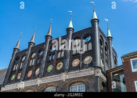 Schöne historische Gebäude in der Innenstadt von Lübeck - Rathaus - STADT LÜBECK, DEUTSCHLAND - 10. MAI 2021 Stockfoto