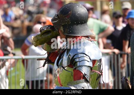 Ardingly, West Sussex, Großbritannien - 12. Juni 2021. South of England Agricultural Society. Bei schönem, warmem Wetter strömten die Massen zu einer geschäftigen Sommershow, um eine große Vielfalt an Land-, landwirtschaftlichen und anderen Ausstellungen, Ständen und Veranstaltungen zu genießen. Masken wurden im Allgemeinen nicht draußen getragen, sondern drinnen, wobei versucht wurde, trotz der Massen die sozialen Distanzierungsregeln einzuhalten. Quelle: Andrew Stehrenberger / Alamy Live News Stockfoto