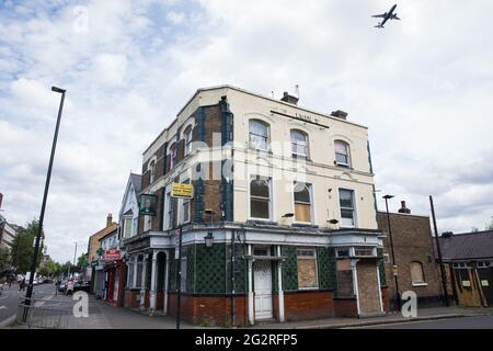 Hounslow, Großbritannien. Juni 2021. Das verdarbene öffentliche Haus Lord Palmerston an der Ecke Staines Road und Hibernia Road. Die Lizenz des Pubs wurde 2008 nach mehreren Fällen von Gewalt und antisozialem Verhalten widerrufen. Kredit: Mark Kerrison/Alamy Live Nachrichten Stockfoto