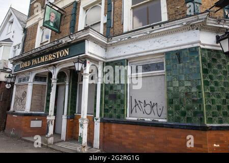 Hounslow, Großbritannien. Juni 2021. Das verdarbene öffentliche Haus Lord Palmerston an der Ecke Staines Road und Hibernia Road. Die Lizenz des Pubs wurde 2008 nach mehreren Fällen von Gewalt und antisozialem Verhalten widerrufen. Kredit: Mark Kerrison/Alamy Live Nachrichten Stockfoto