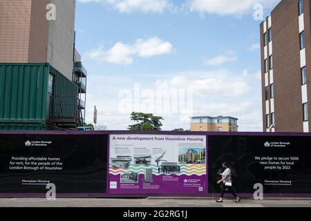 Hounslow, Großbritannien. Juni 2021. Eine Anzeige auf dem Boarding außerhalb eines Geländes im Londoner Stadtteil Hounslow, wo im Rahmen einer Neuentwicklung von Hounslow Housing bezahlbare Wohnungen gebaut werden sollen. Kredit: Mark Kerrison/Alamy Live Nachrichten Stockfoto