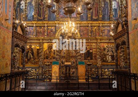 Jaroslawl, Russland - 13. Mai 2019: Das Innere der Kirche des Propheten Elia. Vergoldete geschnitzte Ikonostase mit antiken Ikonen Stockfoto