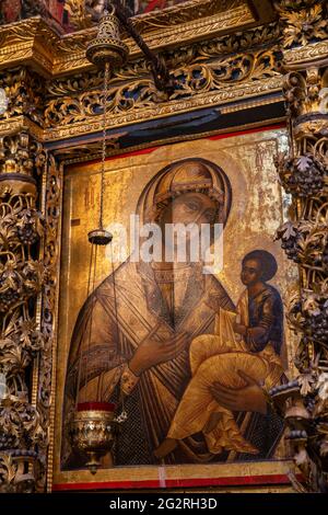 Jaroslawl, Russland - 13. Mai 2019: Alte Ikone der Tichwiner Gottesmutter in der Ikonostase der Kirche des Propheten Elia Stockfoto