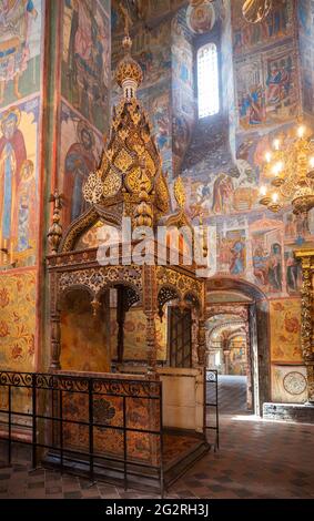 Jaroslawl, Russland - 13. Mai 2019: Zars Gebetsstätte in der Kirche des Propheten Elia. Antike Innenräume aus dem 17. Jahrhundert Stockfoto