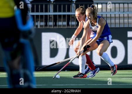 AMSTELVEEN, NIEDERLANDE - 12. JUNI: Erica Sanders aus England und Robyn Collins aus Schottland während des Eurohockey-Meisterschaftsspiels zwischen England und Schottland im Wagener Stadion am 12. Juni 2021 in Amstelveen, Niederlande (Foto: Gerrit van Keulen/Orange Picters) Stockfoto