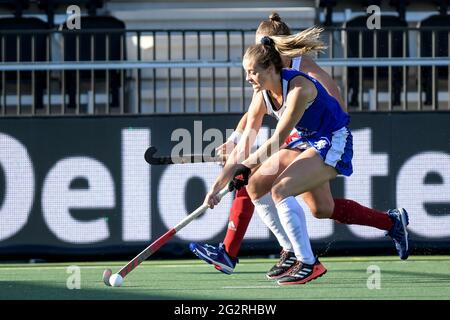 AMSTELVEEN, NIEDERLANDE - 12. JUNI: Erica Sanders aus England und Robyn Collins aus Schottland während des Eurohockey-Meisterschaftsspiels zwischen England und Schottland im Wagener Stadion am 12. Juni 2021 in Amstelveen, Niederlande (Foto: Gerrit van Keulen/Orange Picters) Stockfoto