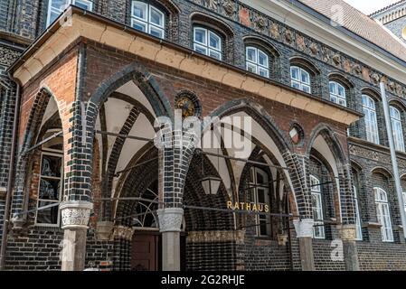 Schöne historische Gebäude in der Innenstadt von Lübeck - Rathaus - STADT LÜBECK, DEUTSCHLAND - 10. MAI 2021 Stockfoto