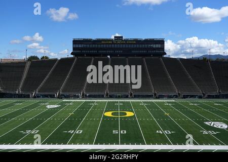 Eine allgemeine Ansicht des Oregon Ducks-Logos im Mittelfeld im Autzen Stadium auf dem Campus der University of Oregon, Mittwoch, den 9. Juni 2021, in Eugene, Ore. Stockfoto