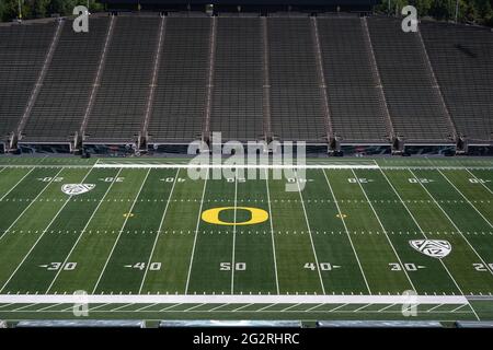 Eine allgemeine Ansicht des Oregon Ducks-Logos im Mittelfeld im Autzen Stadium auf dem Campus der University of Oregon, Mittwoch, den 9. Juni 2021, in Eugene, Ore. Stockfoto