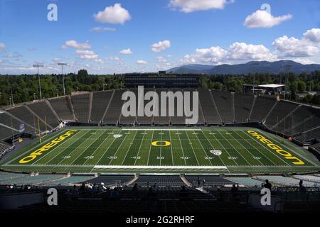 Eine allgemeine Ansicht des Oregon Ducks-Logos im Mittelfeld im Autzen Stadium auf dem Campus der University of Oregon, Mittwoch, den 9. Juni 2021, in Eugene, Ore. Stockfoto