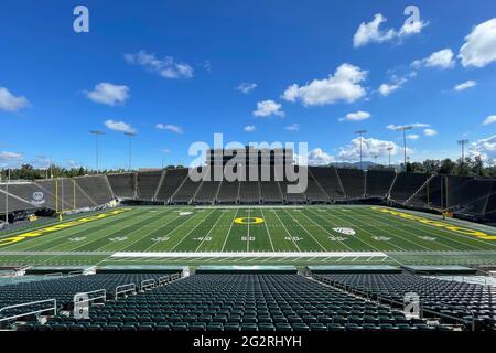 Eine allgemeine Ansicht des Oregon Ducks-Logos im Mittelfeld im Autzen Stadium auf dem Campus der University of Oregon, Mittwoch, den 9. Juni 2021, in Eugene, Ore. Stockfoto