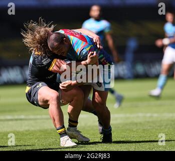 COVENTRY, GROSSBRITANNIEN. JUNI. Ellis Genge of Tigers wird von Tommy Taylor of Wesps während des Spiels der Gallagher Premiership zwischen London Wesps und Leicester Tigers in der Ricoh Arena, Coventry am Samstag, 12. Juni 2021, angegangen. (Kredit: James Holyoak) Kredit: MI Nachrichten & Sport /Alamy Live Nachrichten Stockfoto