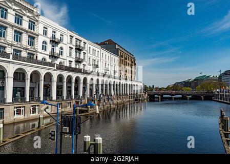 Schöne Alsterarkaden in der Stadt Hamburg, genannt Alsterarkaden - STADT HAMBURG, DEUTSCHLAND - 10. MAI 2021 Stockfoto