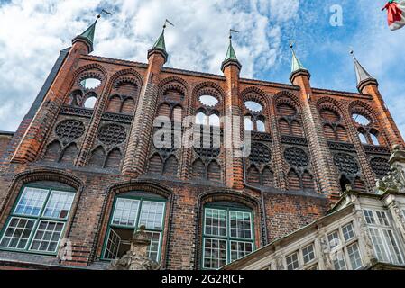 Schöne historische Gebäude in der Innenstadt von Lübeck - Rathaus - STADT LÜBECK, DEUTSCHLAND - 10. MAI 2021 Stockfoto