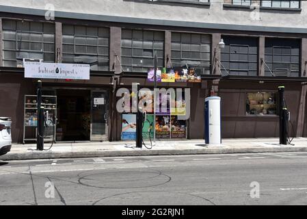 Los Angeles, CA USA - 13. Mai 2021: Ladestationen für Elektrofahrzeuge im Los Angeles Fashion District Stockfoto