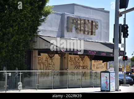 West Hollywood, CA USA - 8. Juni 2020: Lisa Vanderpums Restaurant und Lounge Pump ist nach einer Reihe von Krawallen in Black Lives Matter an Bord Stockfoto