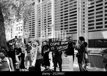 Eine Demonstration gegen die Deportation von Imir Brown vor dem Londoner Innenministerium am 13. Juni 2021 Stockfoto