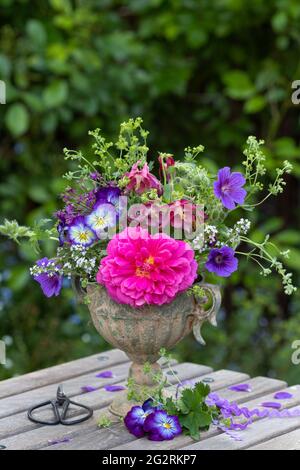 Romantisches Bouquet aus Rose, Viola-Blumen, Säulenblumen und Cranesbill in Vintage-Vase Stockfoto