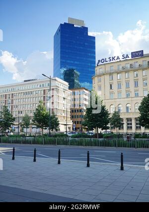 Zeitgenössische moderne Architektur zwischen Gebäuden im sozialistischen realistischen Stil in der Innenstadt von Warschau, Polen. Blick vom Plac Powstancow Warszawy. Stockfoto