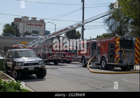Los Angeles, CA USA - 24. März 2021: Feuerwehr reagiert auf einen Brand in einem Obdachlosenlager in der Nähe eines Mehrfamilienhauses Stockfoto