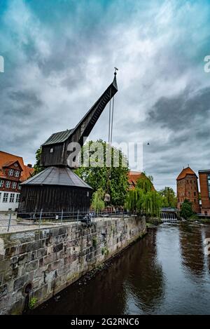 Alter Kran in der historischen Stadt Lüneburg Deutschland - STADT LÜNEBURG, DEUTSCHLAND - 10. MAI 2021 Stockfoto