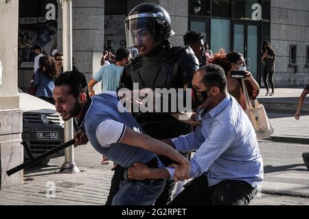 Tunis, Tunesien. Juni 2021. Tunesische Sicherheitskräfte verhaften einen Protestierenden während eines Protestes gegen Polizeigewalt, nachdem ein junger Mann getötet wurde, der angeblich von Strafverfolgungsbeamten während der Haft verprügelt wurde. Quelle: Khaled Nasraoui/dpa/Alamy Live News Stockfoto