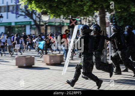 Tunis, Tunesien. Juni 2021. Nach dem Tod eines jungen Mannes, der angeblich von Strafverfolgungsbeamten während der Haft verprügelt wurde, laufen die Beamten der tunesischen Sicherheitskräfte zusammen, um einen Protest gegen die Polizeigewalt zu zerstreuen. Quelle: Khaled Nasraoui/dpa/Alamy Live News Stockfoto