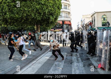 Tunis, Tunesien. Juni 2021. Nach dem Tod eines jungen Mannes, der angeblich von Strafverfolgungsbeamten während der Haft verprügelt wurde, protestieren tunesische Sicherheitskräfte gegen Polizeigewalt. Quelle: Khaled Nasraoui/dpa/Alamy Live News Stockfoto