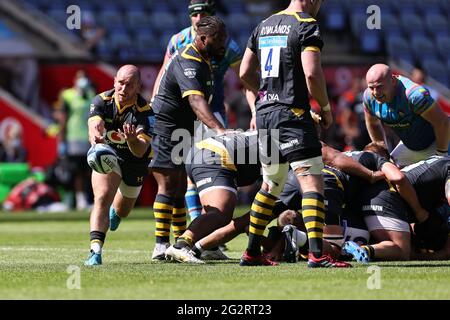 COVENTRY, GROSSBRITANNIEN. JUNI. Dan Robson von Wesps übergibt den Ball an seinen Teamkollegen Jacob Umaga (nicht abgebildet) während des Spiels der Gallagher Premiership zwischen London Wesps und Leicester Tigers in der Ricoh Arena, Coventry am Samstag, den 12. Juni 2021. (Kredit: James Holyoak) Kredit: MI Nachrichten & Sport /Alamy Live Nachrichten Stockfoto