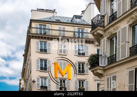 Paris, typische Fassade im Marais, Detail der Fensterfassade im Zentrum, schönes Gebäude, mit einer U-Bahn-Schilder-Fassade im Zentrum, wunderschön Stockfoto