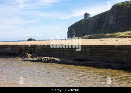 Die ikonischen Mussenden Temple auf den Klippen der Downhill Beach. Castlerock, County Derry, Nordirland Stockfoto