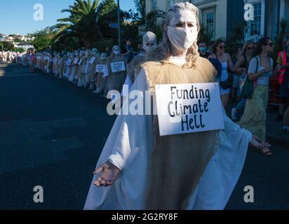 Falmouth, Cornwall, Großbritannien 12. Juni 2021 Extinction Rebellion Demonstranten kleiden sich als G7-Gipfel der „Büßer“. Die Büßer basieren auf der mittelalterlichen Idee der Sühne für Übertretungen gegen die Gemeinschaft, sie tragen die Verbrechen der heutigen Welt in ihre eigenen. Stockfoto