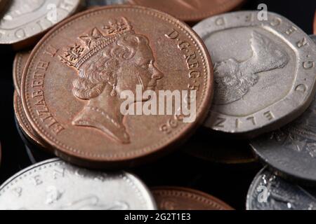 Königin Elisabeth II. Auf zwei Pence Bronze 2 Münze. Haufen britischer Münzen aus der Nähe. Konzept für Geld, Finanzen, Unternehmenswachstum. Finanzhintergrund. Stockfoto