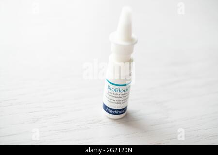 Pärnu, Estland - 5. Juni 2021: BioBlock Nasenspray mit Antikörpern gegen das SARS-CoV-2-Coronavirus. Virenschutz. Schutz gegen Covid. Stockfoto