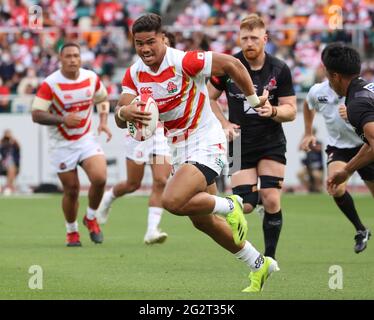 Fukuroi, Japan. Juni 2021. Das Zentrum der japanischen Rugby-Nationalmannschaft, Siosaia Fifita, trägt den Ball bei einem Spiel gegen Sunwolves im ecopa-Stadion in Fukuroi in der Präfektur Shizuoka am Samstag, dem 12. Juni 2021. Japan XV besiegte Sunwolves 32-17 bei einem Abgesendungsspiel, da die Nationalmannschaft im nächsten Monat gegen britische und irische Löwen antreten wird. Quelle: Yoshio Tsunoda/AFLO/Alamy Live News Stockfoto