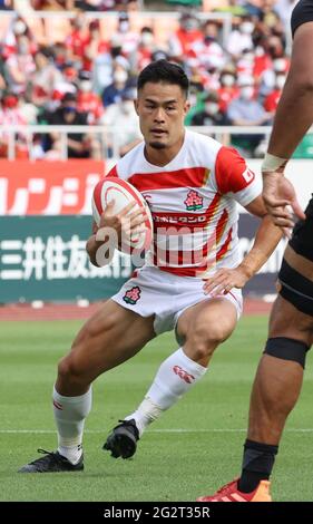 Fukuroi, Japan. Juni 2021. Die japanische Rugby-Nationalmannschaft fliegt halb Yu Tamura trägt den Ball bei einem Spiel gegen Sunwolves im ecopa-Stadion in Fukuroi in der Präfektur Shizuoka am Samstag, dem 12. Juni 2021. Japan XV besiegte Sunwolves 32-17 bei einem Abgesendungsspiel, da die Nationalmannschaft im nächsten Monat gegen britische und irische Löwen antreten wird. Quelle: Yoshio Tsunoda/AFLO/Alamy Live News Stockfoto