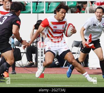 Fukuroi, Japan. Juni 2021. Die japanische Rugby-Nationalmannschaft mit voller Rückenlehne Ryohei Yamanaka trägt den Ball und tritt am Samstag, den 12. Juni 2021, bei einem Spiel gegen Sunwolves im ecopa-Stadion in Fukuroi in der Präfektur Shizuoka an. Japan XV besiegte Sunwolves 32-17 bei einem Abgesendungsspiel, da die Nationalmannschaft im nächsten Monat gegen britische und irische Löwen antreten wird. Quelle: Yoshio Tsunoda/AFLO/Alamy Live News Stockfoto