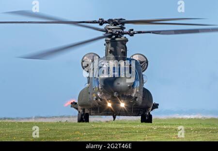 RNAS Culdrose, Helston, Cornwall, Großbritannien. Juni 2021. RAF Chinook bei RNAS Culdrose zur Unterstützung des G7-Gipfels Credit: Bob Sharples/Alamy Live News Stockfoto