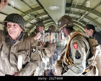 12. Juni 2021, New York, New York, USA: Farmingdale, NY, 12. Juni 2021 --, die American Airpower Museumâ €™s WWII Douglas C-47 Skytrain Truppentransporter gibt einen unvergesslichen Flug Erfahrung zu feiern, den Beginn des Sommers und eine Rückkehr zur Normalität von der Covid 19 Pandemie. .wo Reenactors Sie in einem original WWII C-47 aufnehmen, um einen Eindruck davon zu bekommen, was die Fallschirmjäger der 101. Und 82. Luftlandedivision bei ihrem unglaublichen 1,200-Flugzeug D-Day Angriff fühlten. (Bild: © Bruce Cotler/ZUMA Wire) Stockfoto