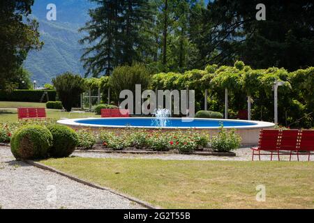 Der unglaublich wunderbare Brunnen vor dem Eingang des Grand Hotel Imperial Levico Terme, Trentino, Italien Stockfoto