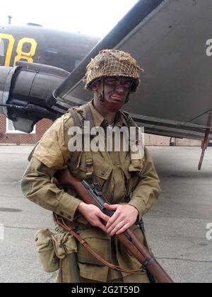 12. Juni 2021, New York, New York, USA: Farmingdale, NY, 12. Juni 2021 --, die American Airpower Museumâ €™s WWII Douglas C-47 Skytrain Truppentransporter gibt einen unvergesslichen Flug Erfahrung zu feiern, den Beginn des Sommers und eine Rückkehr zur Normalität von der Covid 19 Pandemie. .wo Reenactors Sie in einem original WWII C-47 aufnehmen, um einen Eindruck davon zu bekommen, was die Fallschirmjäger der 101. Und 82. Luftlandedivision bei ihrem unglaublichen 1,200-Flugzeug D-Day Angriff fühlten. (Bild: © Bruce Cotler/ZUMA Wire) Stockfoto