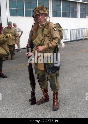 12. Juni 2021, New York, New York, USA: Farmingdale, NY, 12. Juni 2021 --, die American Airpower Museumâ €™s WWII Douglas C-47 Skytrain Truppentransporter gibt einen unvergesslichen Flug Erfahrung zu feiern, den Beginn des Sommers und eine Rückkehr zur Normalität von der Covid 19 Pandemie. .wo Reenactors Sie in einem original WWII C-47 aufnehmen, um einen Eindruck davon zu bekommen, was die Fallschirmjäger der 101. Und 82. Luftlandedivision bei ihrem unglaublichen 1,200-Flugzeug D-Day Angriff fühlten. (Bild: © Bruce Cotler/ZUMA Wire) Stockfoto