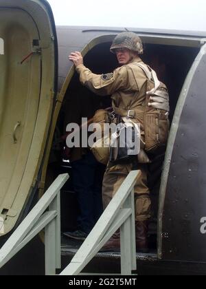 12. Juni 2021, New York, New York, USA: Farmingdale, NY, 12. Juni 2021 --, die American Airpower Museumâ €™s WWII Douglas C-47 Skytrain Truppentransporter gibt einen unvergesslichen Flug Erfahrung zu feiern, den Beginn des Sommers und eine Rückkehr zur Normalität von der Covid 19 Pandemie. .wo Reenactors Sie in einem original WWII C-47 aufnehmen, um einen Eindruck davon zu bekommen, was die Fallschirmjäger der 101. Und 82. Luftlandedivision bei ihrem unglaublichen 1,200-Flugzeug D-Day Angriff fühlten. (Bild: © Bruce Cotler/ZUMA Wire) Stockfoto